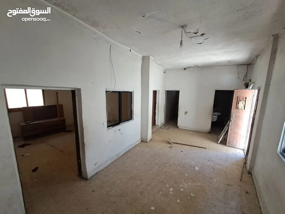 ارض ومنزل للبيع في ماركا نمره ثنين عن الشارع والسوق وفي دخله ع الارض من الخلف