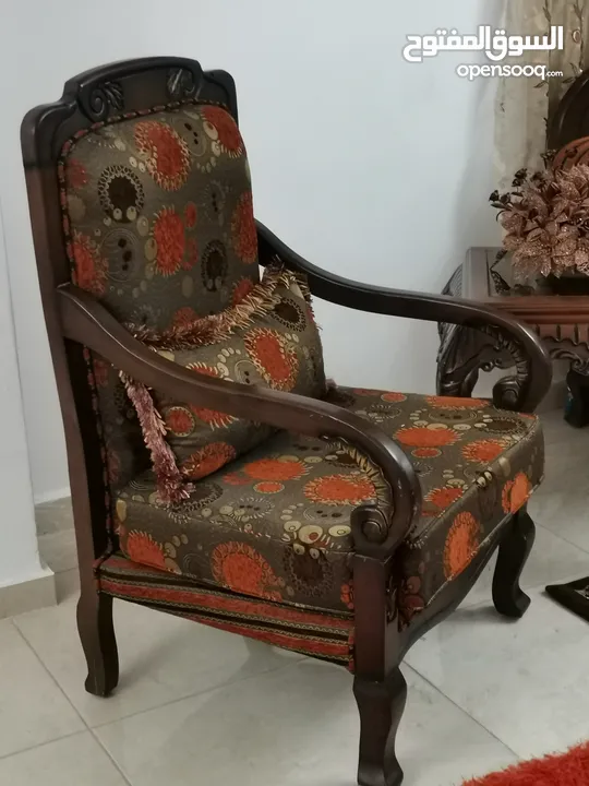 طقم كنب زان بحالة الوكالة بسعر مغري