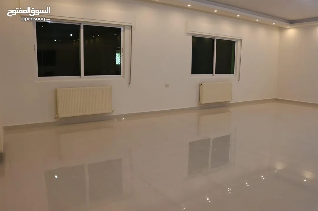 فيلا/بيت للبيع من ثلاث طوابق مساحة البناء 700متر مربع مساحة الارض600م2