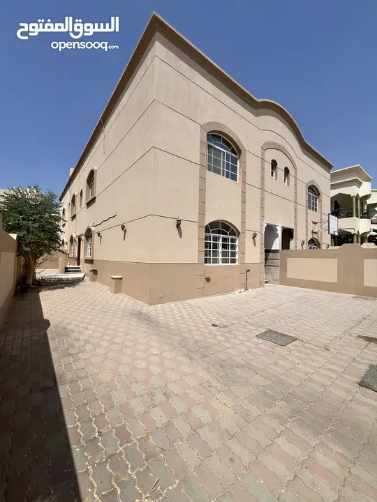 للبيع فيلا مميزة كورنر في بوشر قريب المدرسه الامريكيه 4 غرف نوم وصالتين وحوش واسع