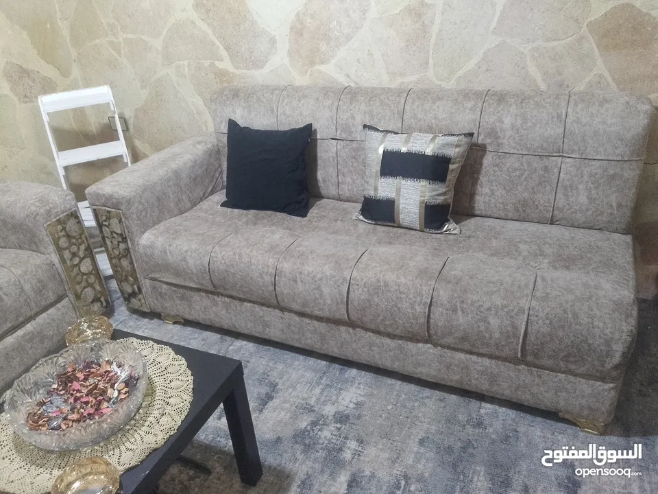 طقم كنب حرف ال للبيع مع طاوله صغيره وسط
