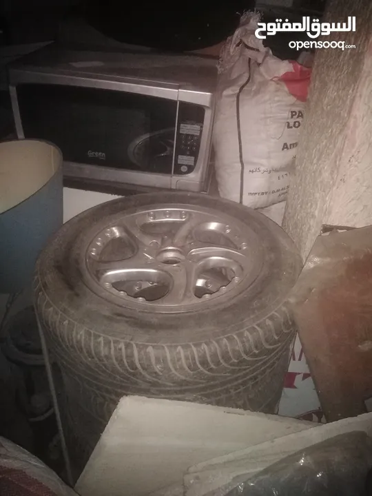 جنط المنيوم كلاسك قديم بحاله ممتازه عدد اربعه