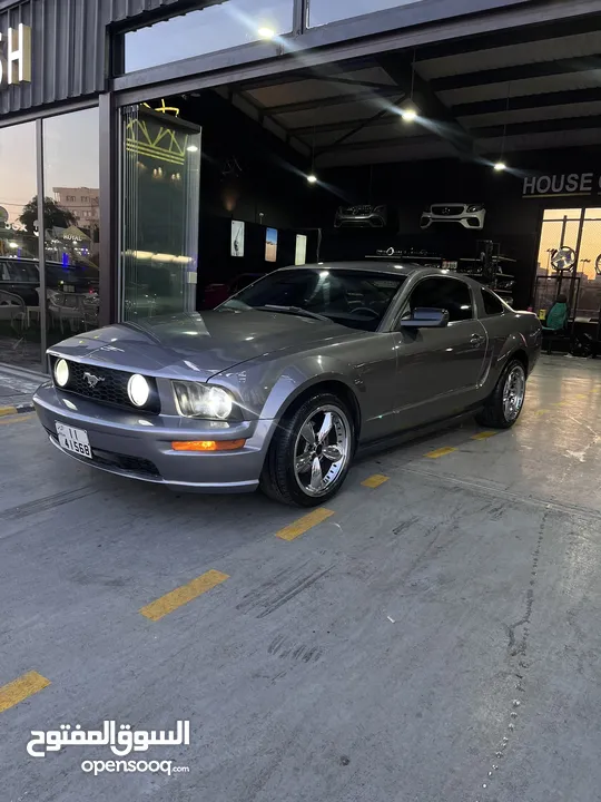 Ford mustang v6 standard