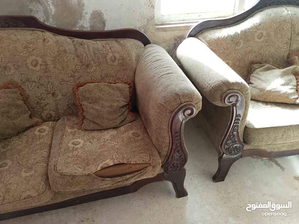 طقم كنبايات مستعمل للبيع مع طاولة بيضاء كبير و صغيرة عدد 2