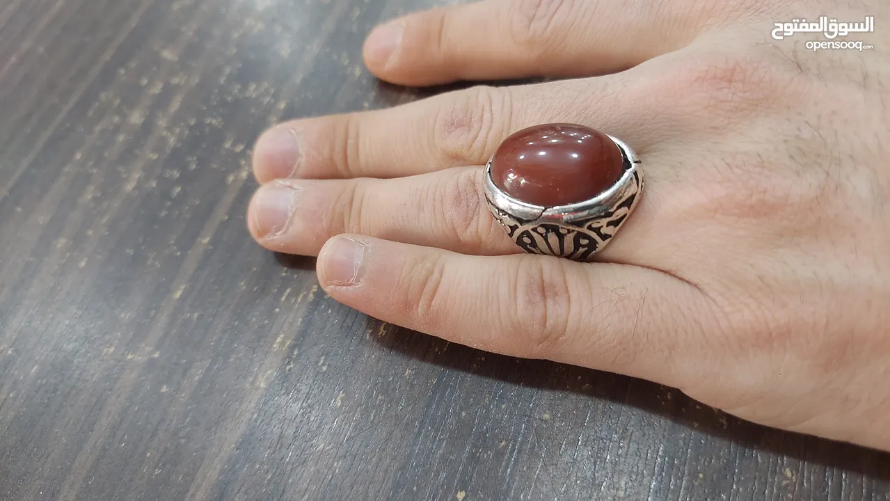 خاتم فضه مصري عيار 925  مقاس 17-18  حجر عقيق اصلي فحل  في مجال بسيط بسعر ان شاء الله
