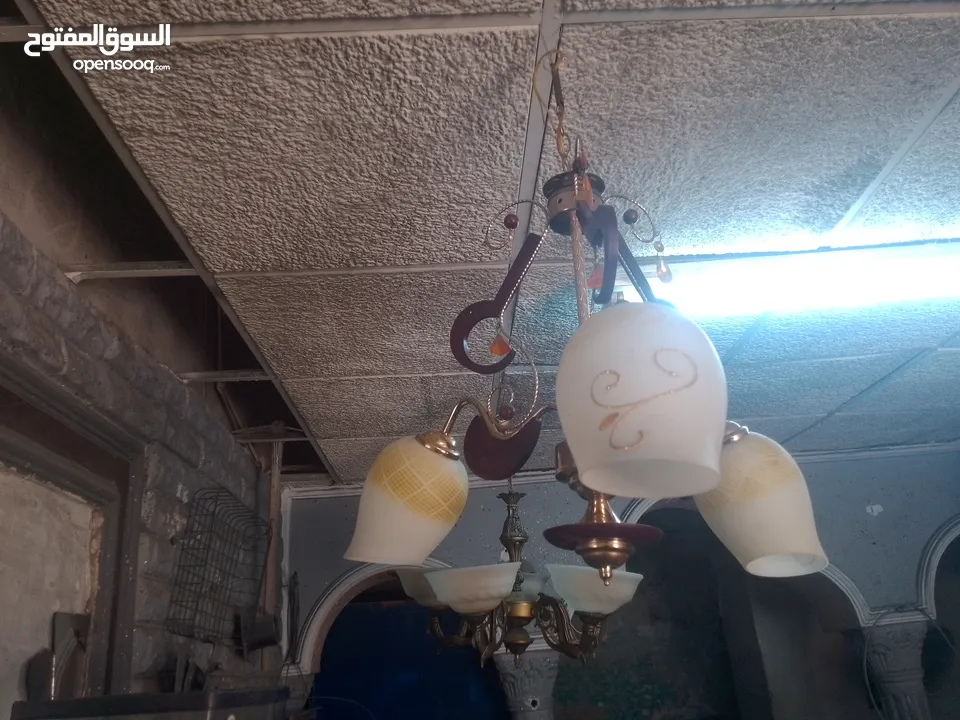 ثريات عدد 4 الاضافه الى بحره عظم عدد 2 في حاله جيده جدا