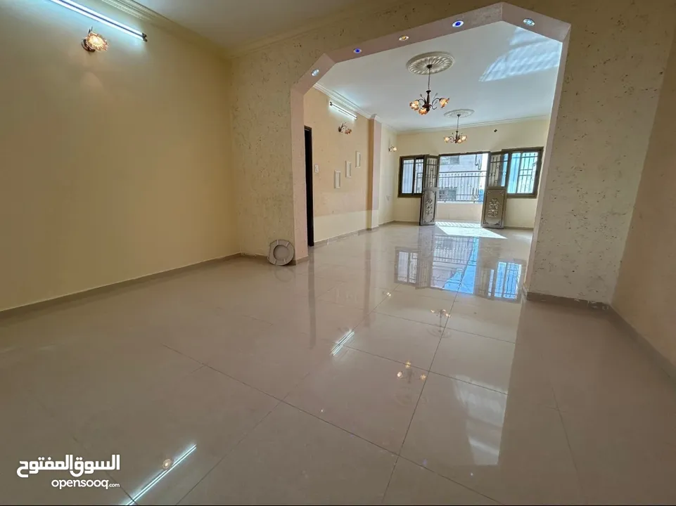 بيت في عمارة مكونة من 3 طوابق للايجار