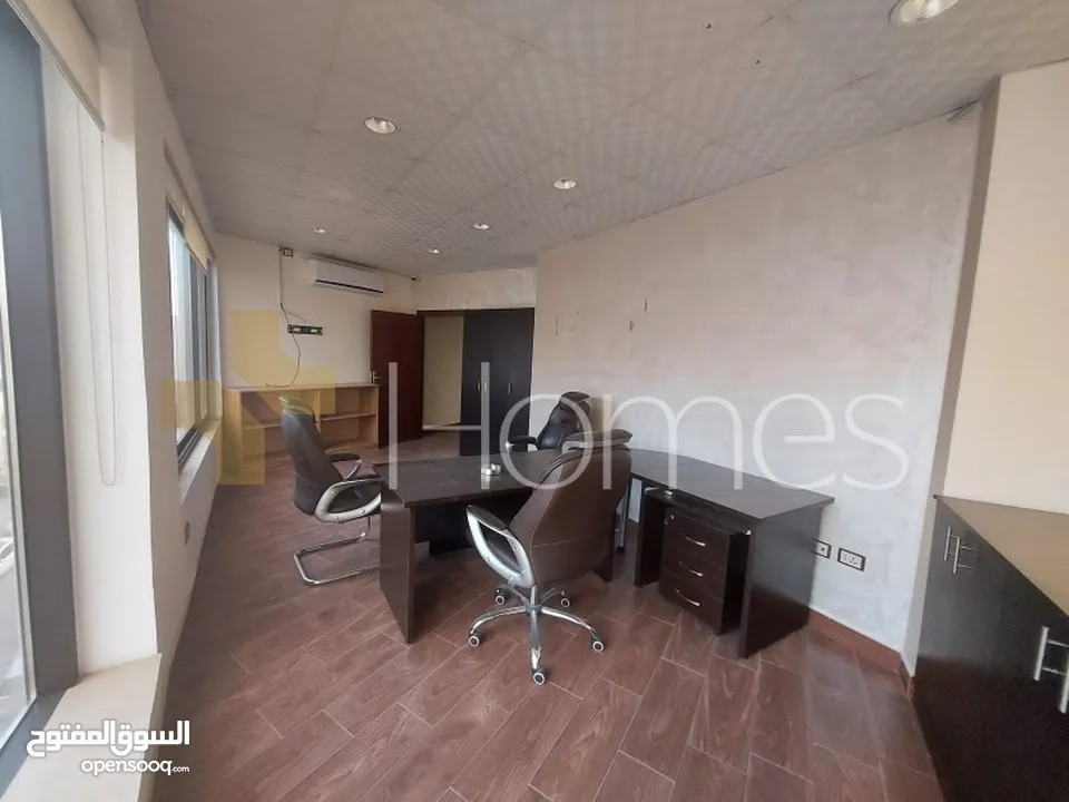 مكتب مفروش طابق ثالث تجاري للايجار في عبدون بمساحة بناء 100م