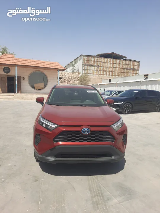 تويوتا راف فور XLE موديل 2022 لون خمري داخل جلد اسود عداد قليل