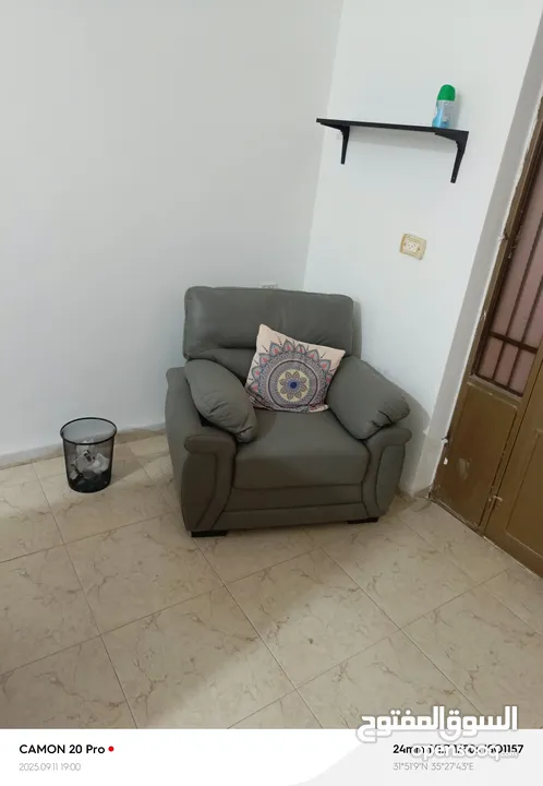 كنب بالإضافة الى مكتب وكرسي