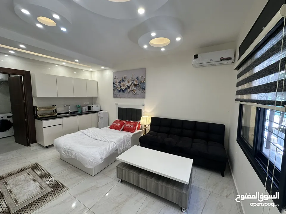 ستوديوهات جديدة 150 دينار اسبوعيا او 450 دينار شهريا في عمارة عائلات راقية