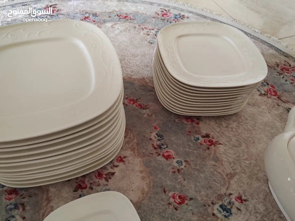 طقم سفره كامل من home center دبي لون ابيض منقش منه وفيه