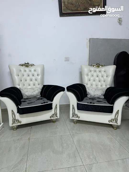 طقم كنب مع طاولة وسط وبترينا وطاولة سفرة ومزنون