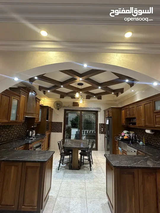 فيلا للإيجار/ للبيع بإطلالة جميلة جدا Villa for rent/sale with beautiful views and amenities!