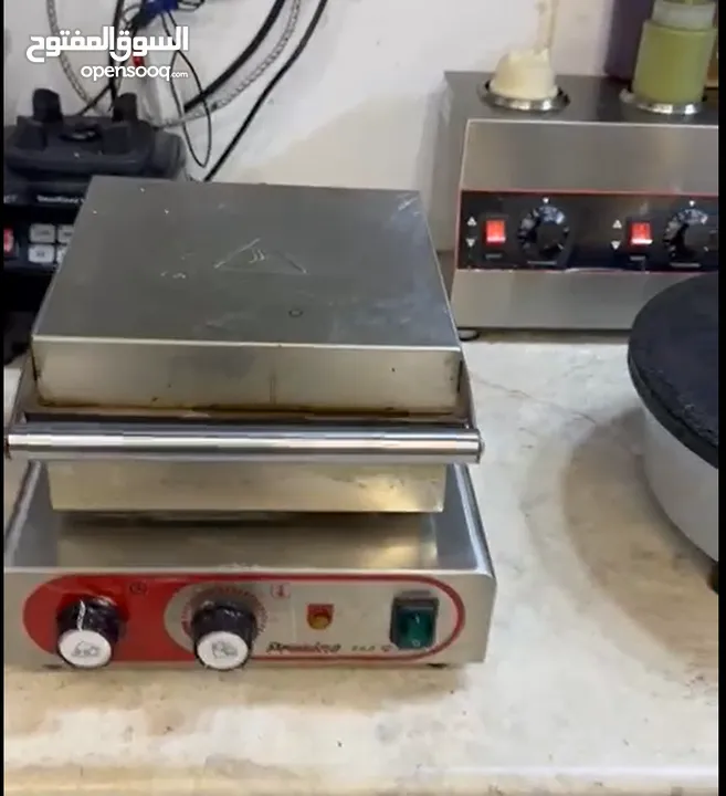 عدة محل  كاملة مع طاولات وكراسي للبيع