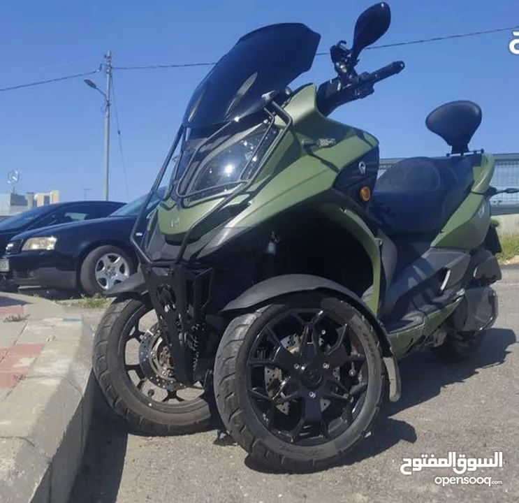 دراجة سكوتر كوادرو ثلاثية العجلات صناعة سويسرية محرك 350cc موديل 2019