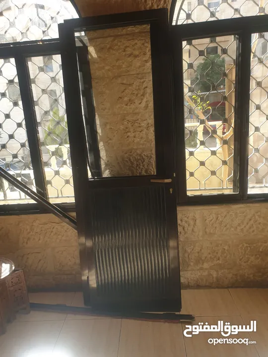 ابواب خشبية وأبواب المنيوم داخلية معروضة للبيع بحالة ممتازة.. تم تنزيل السعر للابواب. الباب بسعر 40