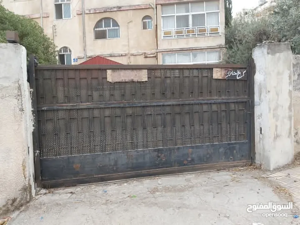 عمارة 4 طوابق للبيع في حي نزال على دونم ارض تحتوي 8 شقق وروف من المالك