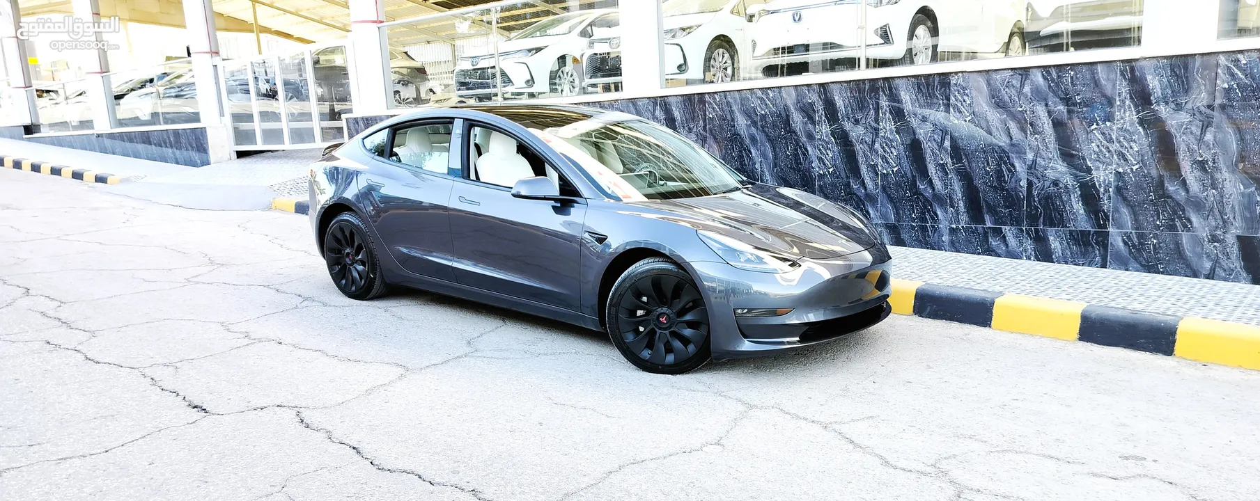 تيسلا 2023 model 3 فحص كامل اوتوسكور +B ممشى قليل بحالة الوكالة لون مميز داخلي ابيض بسعر لقطة