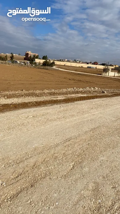 قطع اراضي قرب الشارع الرئيسي ارينبة الغربية بالقرب من مسجد خلف المحاكيم شارع المطار