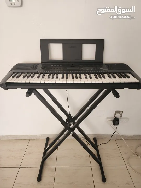 Portable music keyboard Yamaha (PSR-E273)