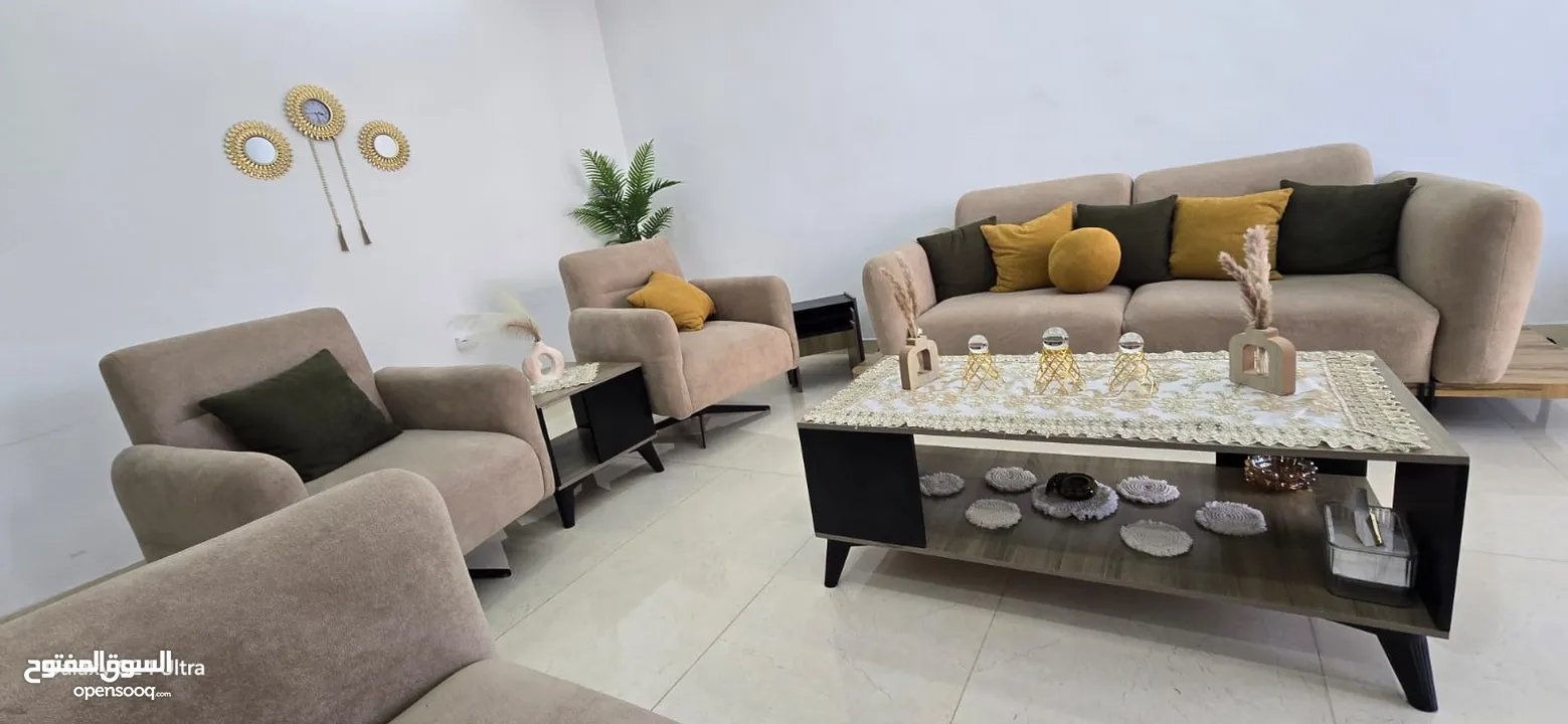 غرفة نوم و طقم كنب ضيوف و خزانة ملابس كبيرة