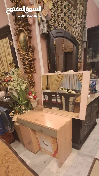 بوفيه وسط DESK جديد غير مستخدم يتكون من جوارير و خزانة و مراية مرتبة