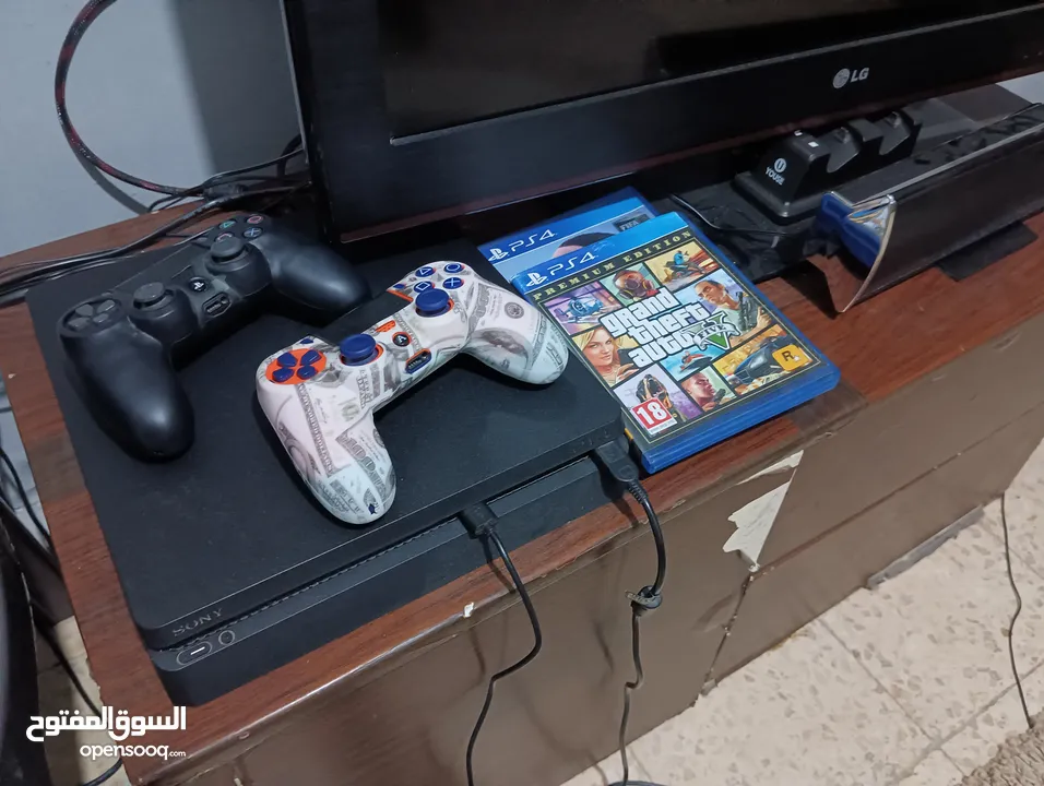 بلاي ستيشن 4 سلم بحالة ممتازة  مع كامل اغراضو مستعمل شي بسيط  نضافت الجهاز توب
