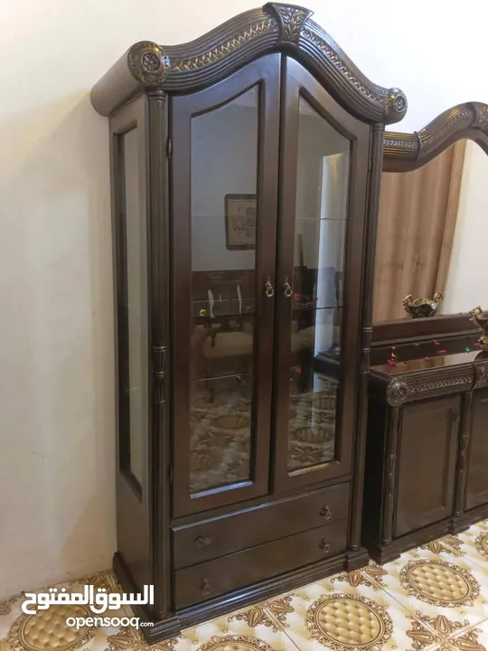 بسم الله الرحمن الرحيم السلام غرفة سفره فخمه تفصيل ثقيل مصنوعه من خشب الزان ول لاتيه وقشرت الزيتون ت
