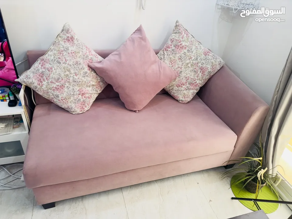Used Sofa with table, Queen Bed, TV table (أريكة مستعملة مع طاولة، سرير كوين، طاولة تلفزيون)