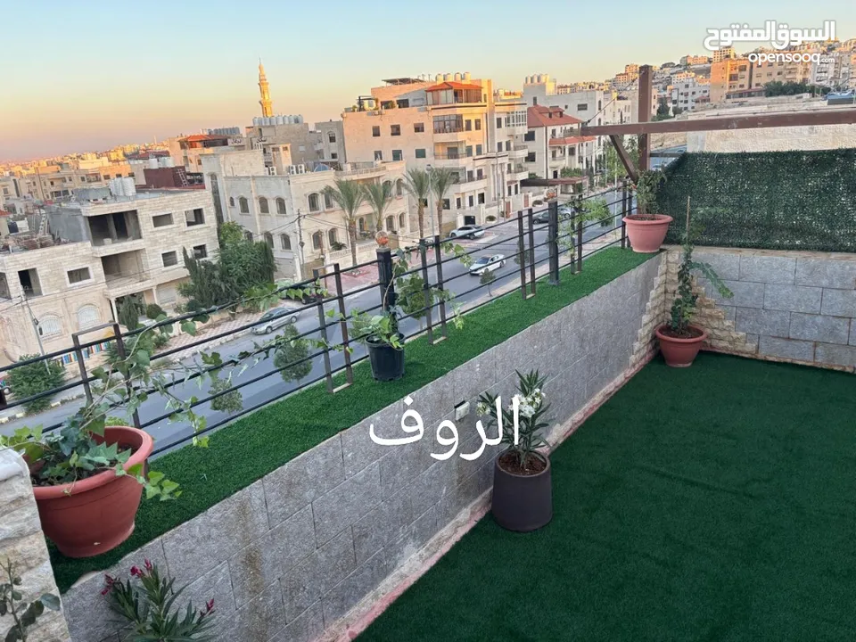 لمن يرغب بالسكن أو الاستثمار شقة مع روف فاخرة تشطيب ديلوكس في اجمل مناطق الجبيهة للبيع بسعر مميز