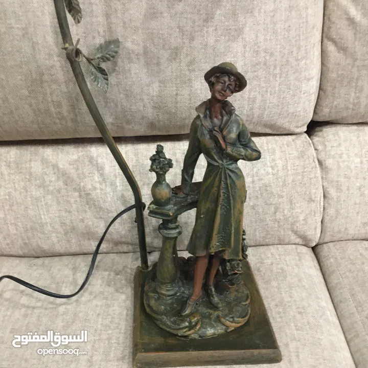 تمثال برونزي مع شمعدان فضة