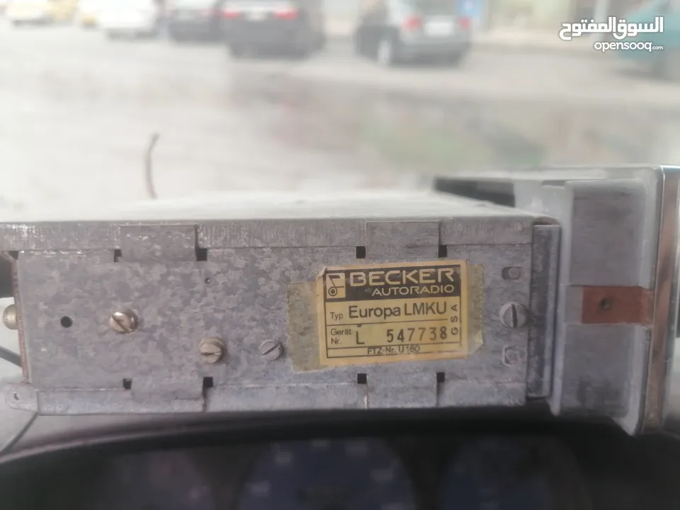 مسجل راديو بيكر كان راكب على مرسيدس.