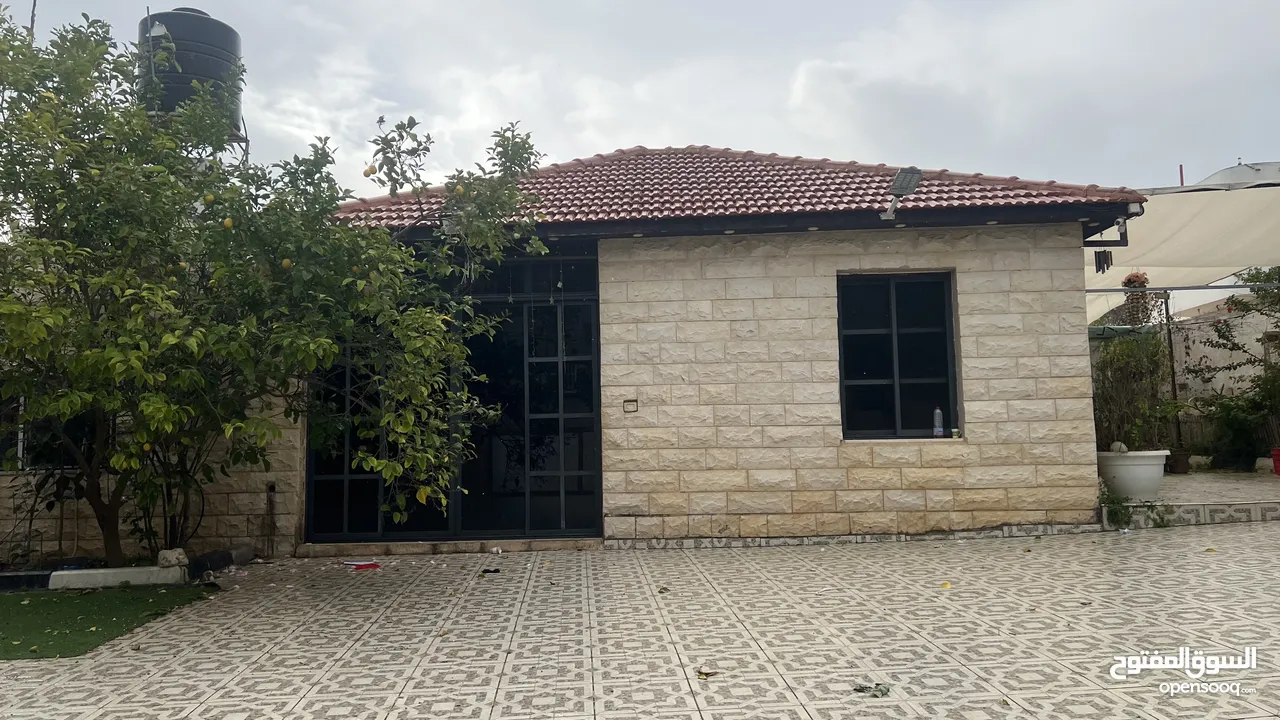 يوجد منزل مستقل في رمانة - منطقة العكد  مع ساحة وجدران ولها مدخلين ومع دونم ارض  مساحة المنزل 220م