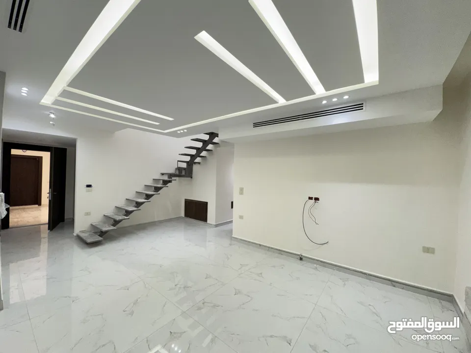 شقة مع روف دوبليكس باطلالة مميزة مساحة 200م وروف 120م مع 50 م ترس بخلدا (مشروع 118)