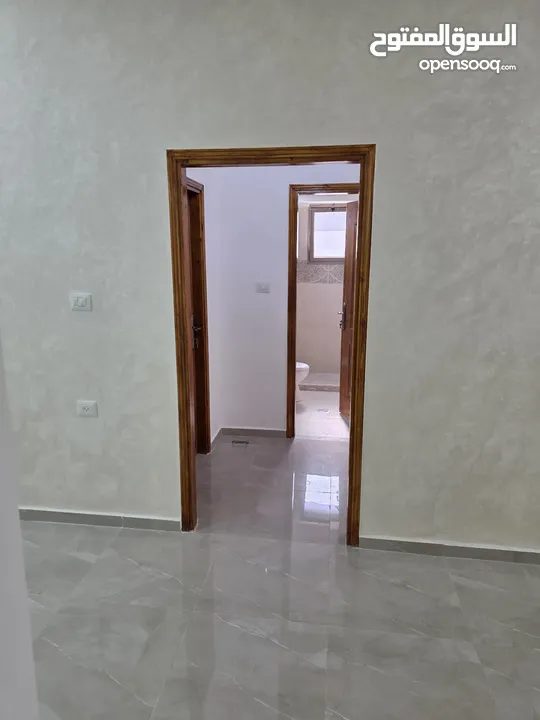 شقه للايجار السنوي جديده لم تسكن بعد والعماره جديده متوفر مصعد وكراج سياره