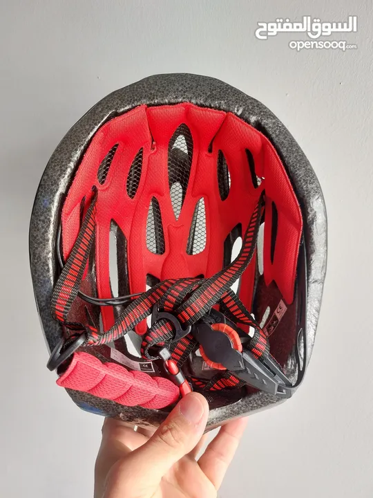 خوذة دراجة ماركة xinerter مع واقية او نظارة متحركة وبوزن خفيف .
