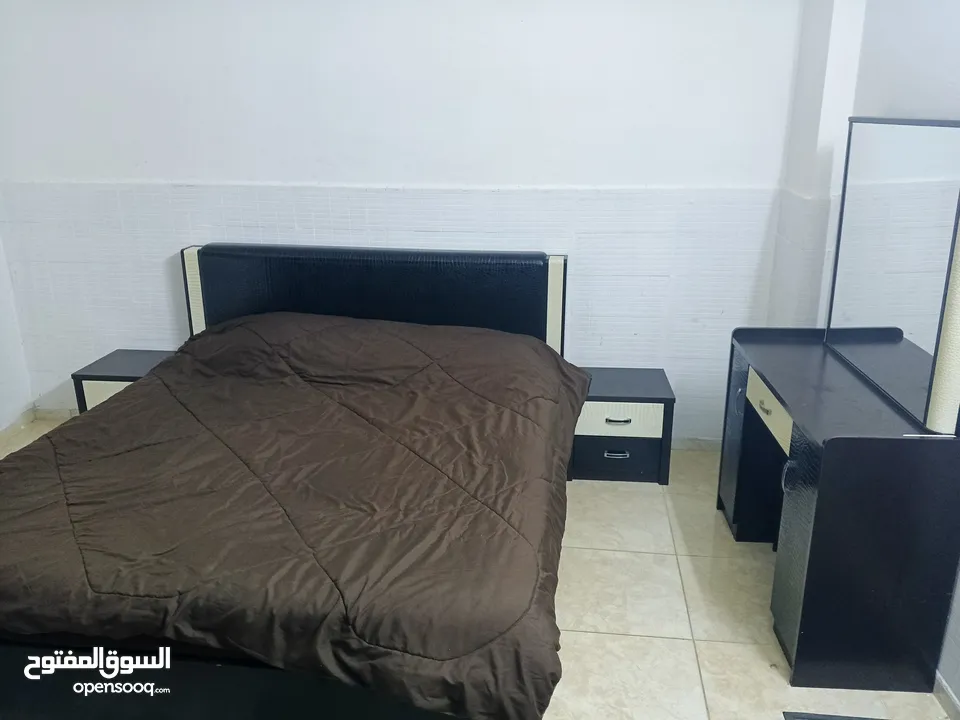 شقه مفروشه  طابق ارضي  بالزرقاء جبل طارق   قريبة من الخدمات
