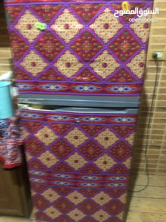 عدد 2تلاجه للبيع التلاجه البيصه يدها غاز والتانيه شغاله مافيها ولاشي للبيع المستعجل بدواعي السفر