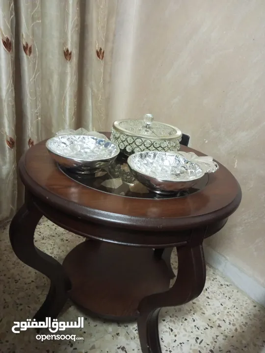 كنب تفصيل باللونين السكني والبيج مكون من سبعة  مقاعد بحالة الوكالة جديد