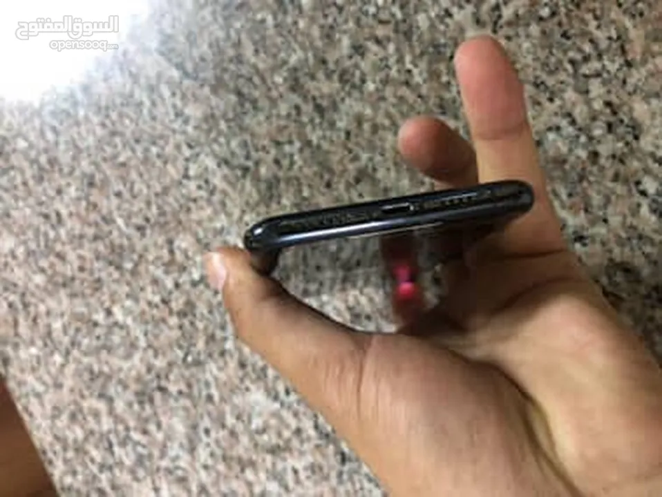 آيفون 11pro max التلفون نضيف جدا بس مغير بطاريه و الشاشه فيها شعر