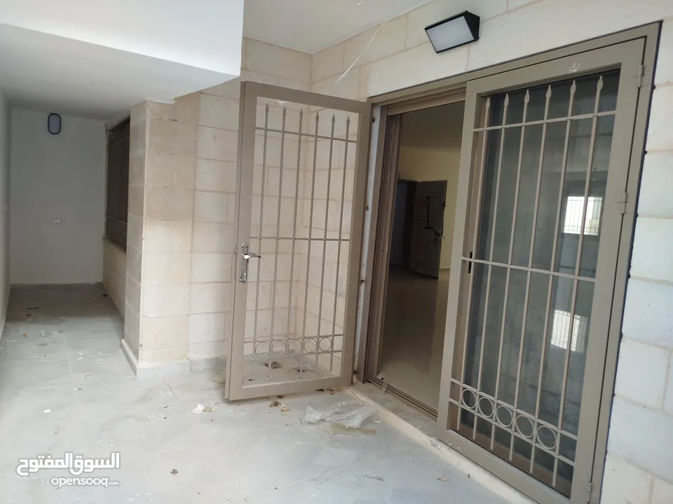 شقه مع حديقه للبيع