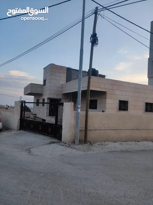 ارض مساحة 550 متر وبناء قائم 240م مع طابق ارضي عبارة عن موقف سيارات