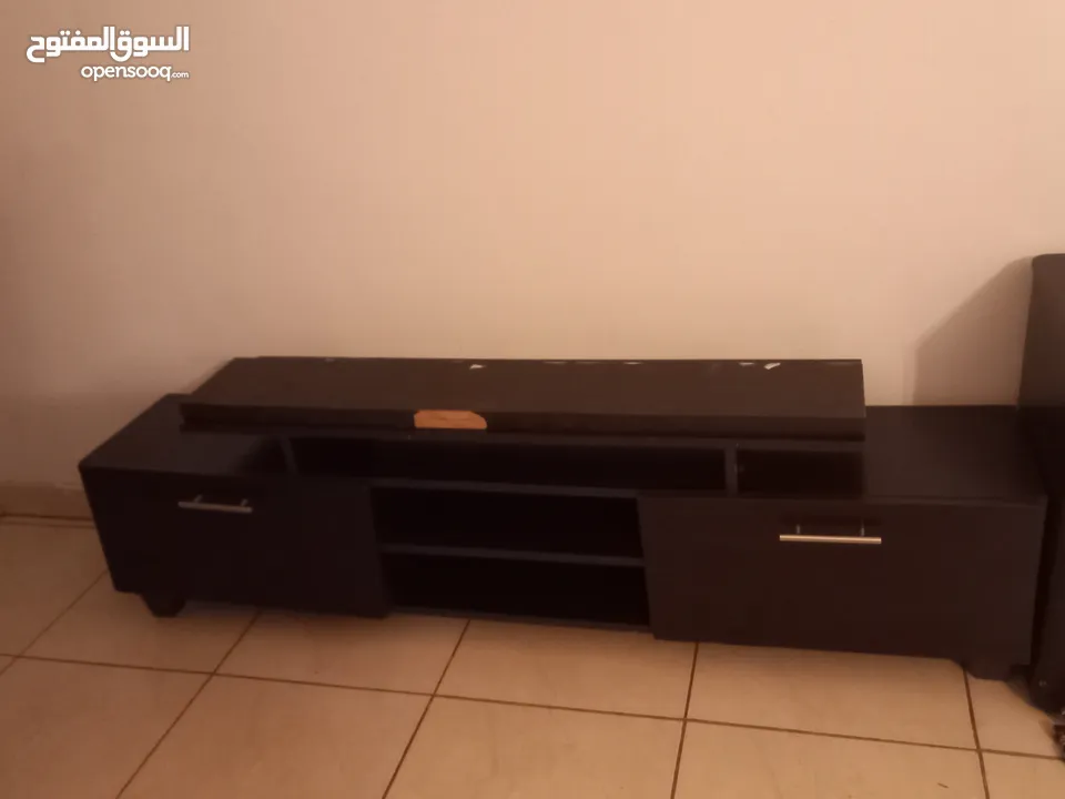 خزانة شاشة مع رف للبيع المستعجل الموقع عمان