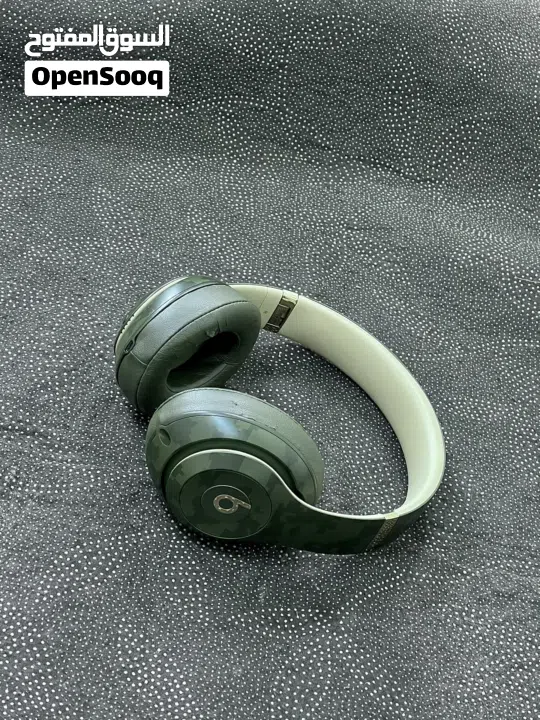 20+ Headphones available  Oh specs only (brand - Sony Boss Apple Beats JBL etc,.)