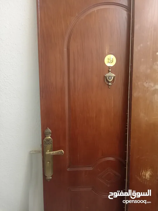 باب خشب 98*215 مستعمل معاه كل شي كامل