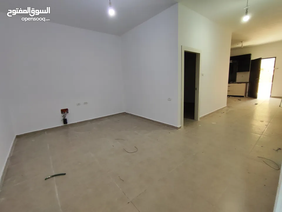 شقة ارضية مع ساحه غير مفروشة للايجار في سردا