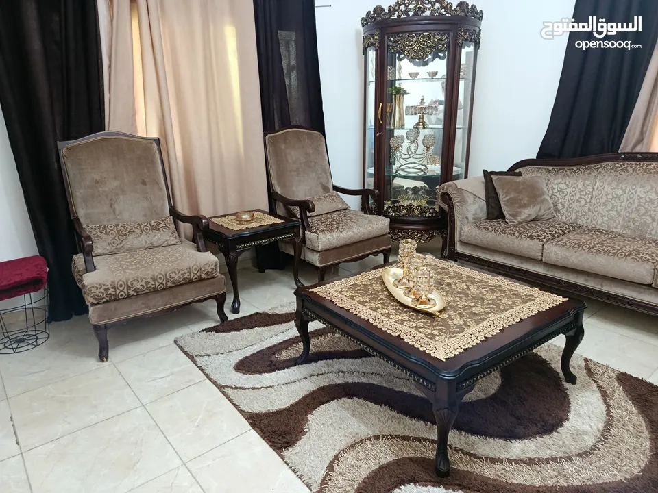 غرفه ضيوف جديده بحالة الوكاله و مميزه ...  لون رائع و خشب ثقيل  .... بسعر لقطه