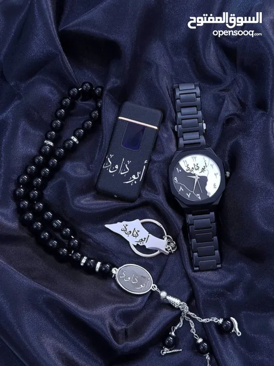 الساعة الترند الكاملة بالسواد – والبياض بارقام عربية أنيقة تضيف لمسة تراثية رقمية .