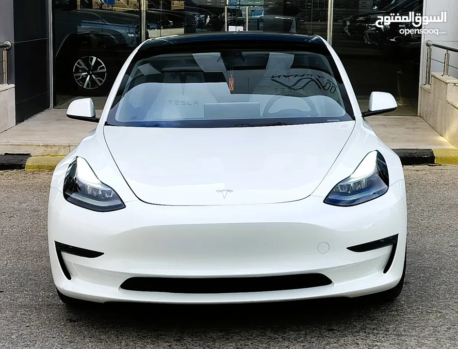 تيسلا 2022 model 3 بحالة الوكالة فحص كامل اوتوسكور +B لون مميز في الحرة للبيع بسعر لقطة ومحرووووق
